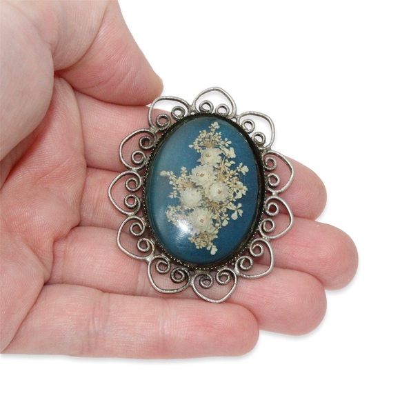 Vintage Pressed Flower Pendant Silver Tone Filigree Dried Flowers in Blue Resin - Picture 5 of 5